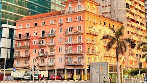 A multi-story building with a mix of modern and traditional architecture, featuring balconies and a variety of window styles. - Charming T1 in Historical Building-2min to Luanda Bay Museums-Marginal (Luanda)