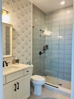 Douche, sèche-cheveux, serviettes fournies, savon