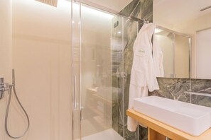 Shower, hair dryer, bidet, towels