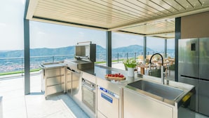 Une cuisine moderne avec vue sur les montagnes, un barbecue et un évier.