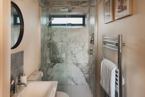 Shower, hair dryer, towels, soap - Longstones Avebury - Eve (Marlborough)