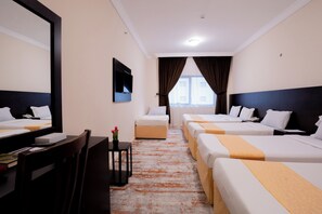Sextuple Room | Minibar, tabla de planchar con plancha, wifi gratis y ropa de cama