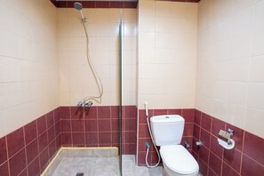 Vòi sen/bồn tắm kết hợp, khăn tắm, xà phòng, dầu gội 