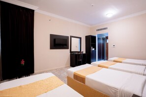 Fyrbäddsrum | Minibar, strykjärn/strykbräda, gratis wi-fi och sängkläder