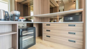 Una cocina moderna con horno integrado, cafetera y microondas.