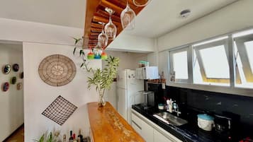 Geladeira, micro-ondas, fogão, cooktop