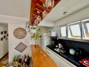 Een koelkast, een microgolfoven, een oven, een kookplaat