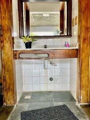 Een douche, een haardroger, handdoeken, zeep