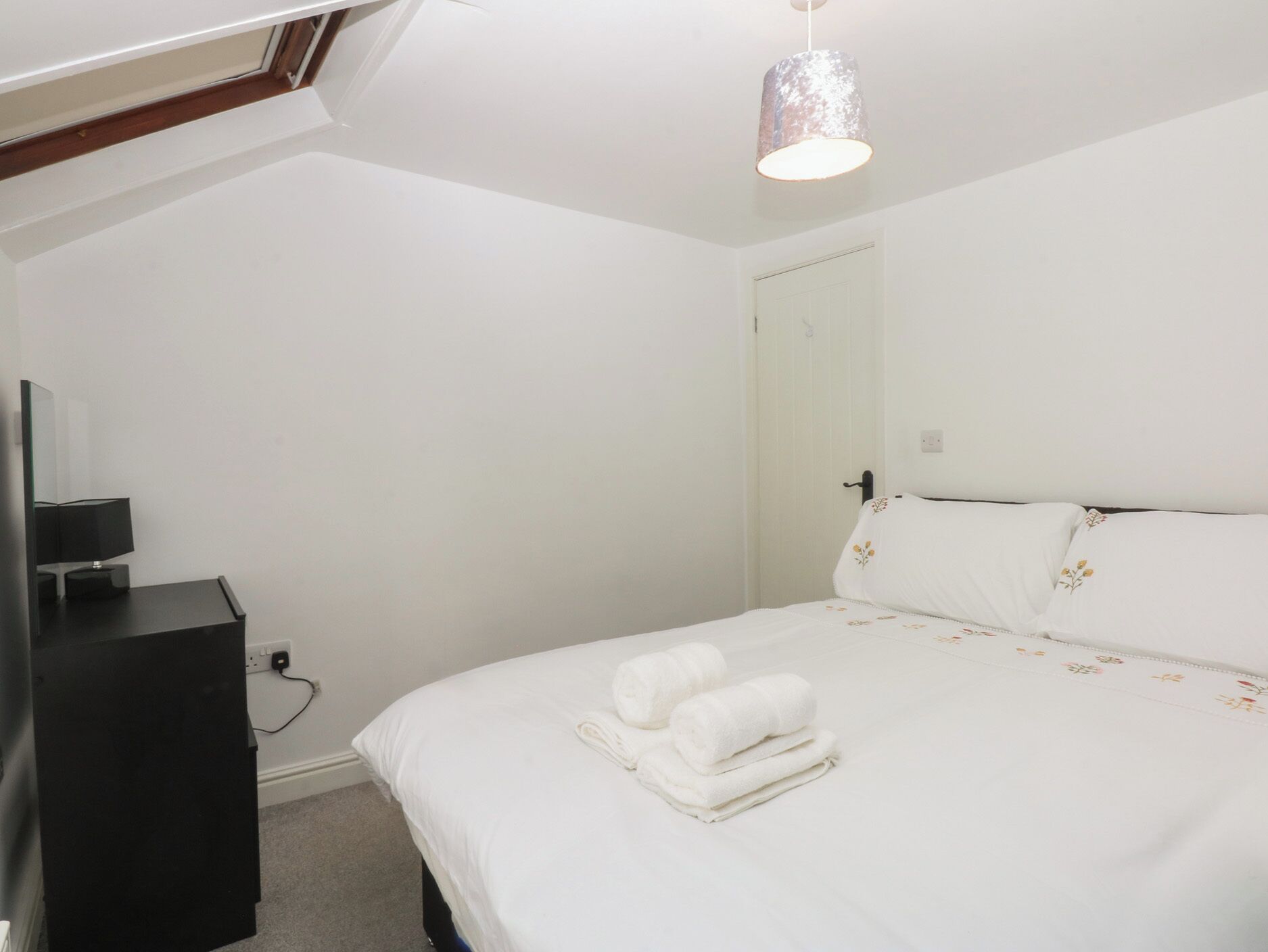 2 عدّة غرف نوم وبديكورات فريدة لكل غرفة وطراز فريد لكل وحدة