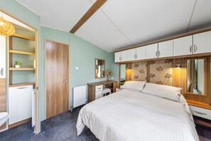 2 bedrooms, iron/ironing board, internet, bed sheets