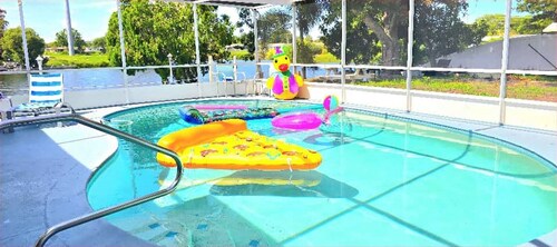 #55 The Lakeside Oasis Pool Home by Joyful Moments