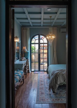 2 quartos, escrivaninha, ferros/tábuas de passar roupa