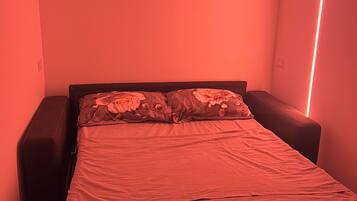1 dormitori, planxa i posts de planxar, wifi i roba de llit