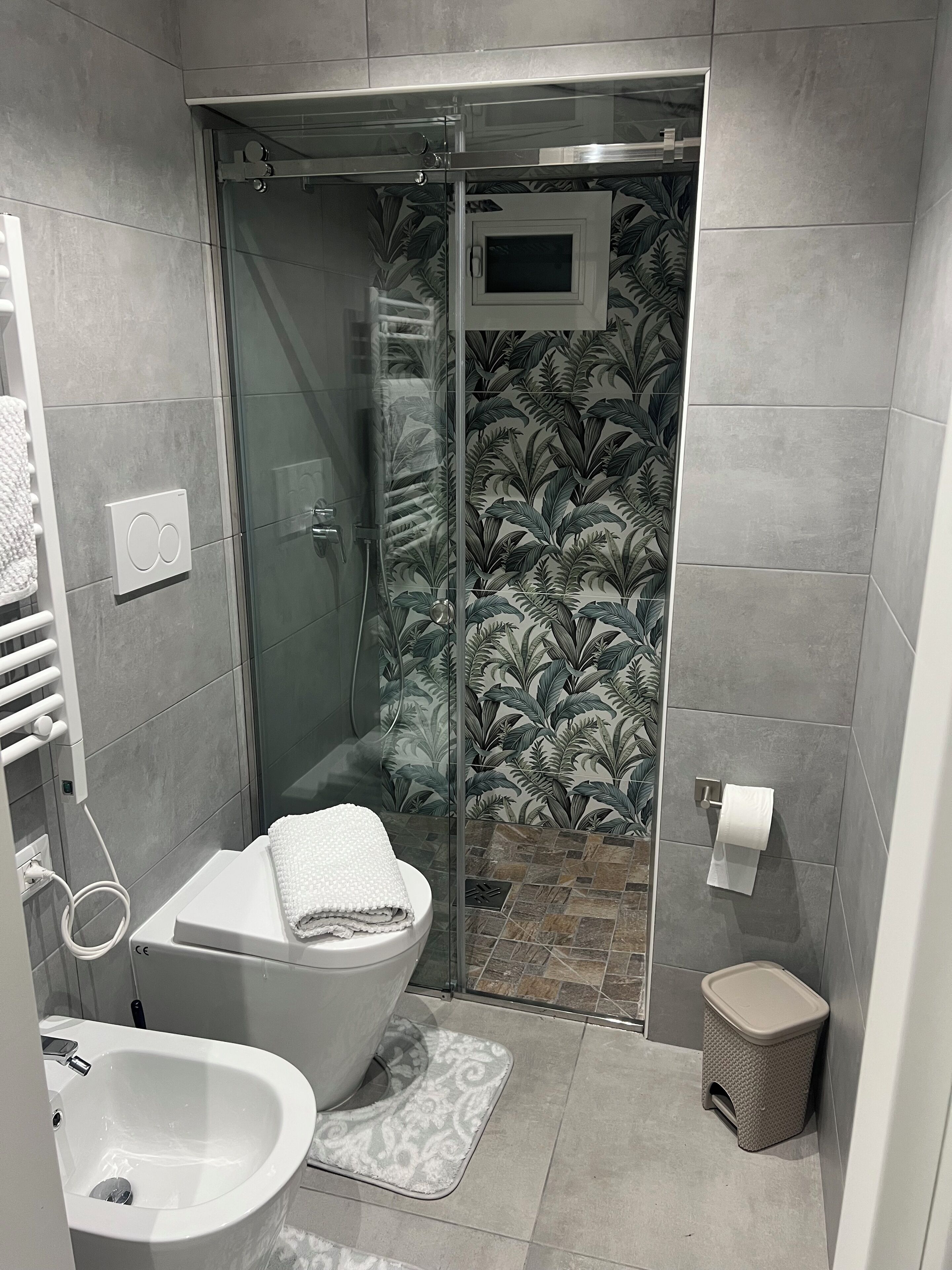 Haartrockner, Handtücher, Seife, Toilettenpapier