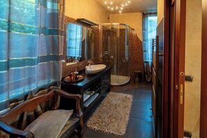 Shower, jetted tub, free toiletries, hair dryer - Villa D'Autore - Three Bedroom Apartment, Sleeps 6 (Alba)