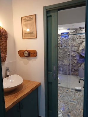 Shower, free toiletries, hair dryer, bidet