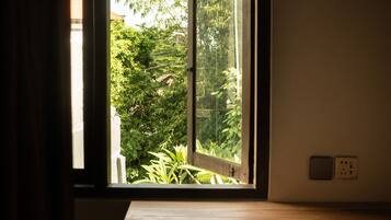 Hypo-allergenic bedding, free WiFi, bed sheets