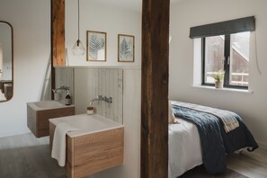 1 chambre, fer et planche à repasser, lit de bébé portatif