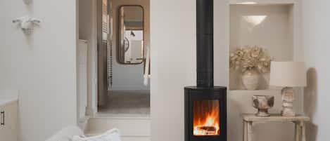 Älytelevisio, takka, kirjoja, stereot