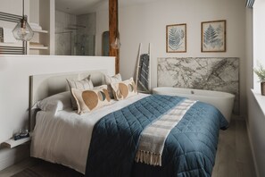 1 quarto, ferros/tábuas de passar roupa, berço de viagem