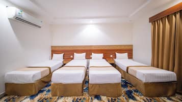 Vierbettzimmer | Minibar, schallisolierte Zimmer, Bügeleisen/Bügelbrett, kostenloses WLAN