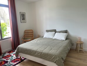 4 bedrooms, iron/ironing board, Internet, bed sheets - House in the heart of town, 15 minutes walk from the beach. (Loctudy)