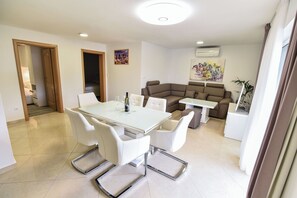 Villa, 5 Bedrooms, Smoking, Private Pool | Dining room