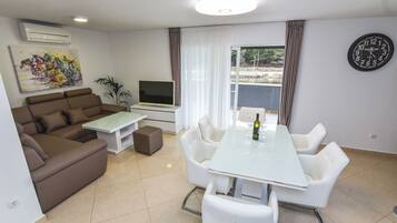 Villa, 5 Bedrooms, Smoking, Private Pool | Living room
