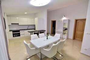 Villa, 5 Bedrooms, Smoking, Private Pool | Dining room