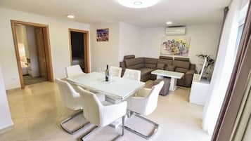 Villa - 5 soveværelser - ryger - privat pool | Spisestue