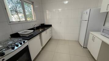 Réfrigérateur, micro-ondes, four, cafetière/bouilloire