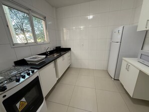 Kühlschrank, Mikrowelle, Ofen, Wasserkocher mit Kaffee-/Teezubehör