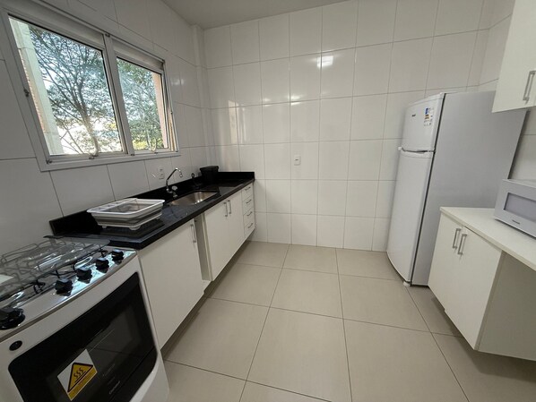 Réfrigérateur, micro-ondes, four, cafetière/bouilloire