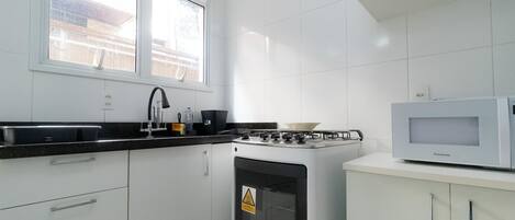 Réfrigérateur, micro-ondes, four, cafetière/bouilloire