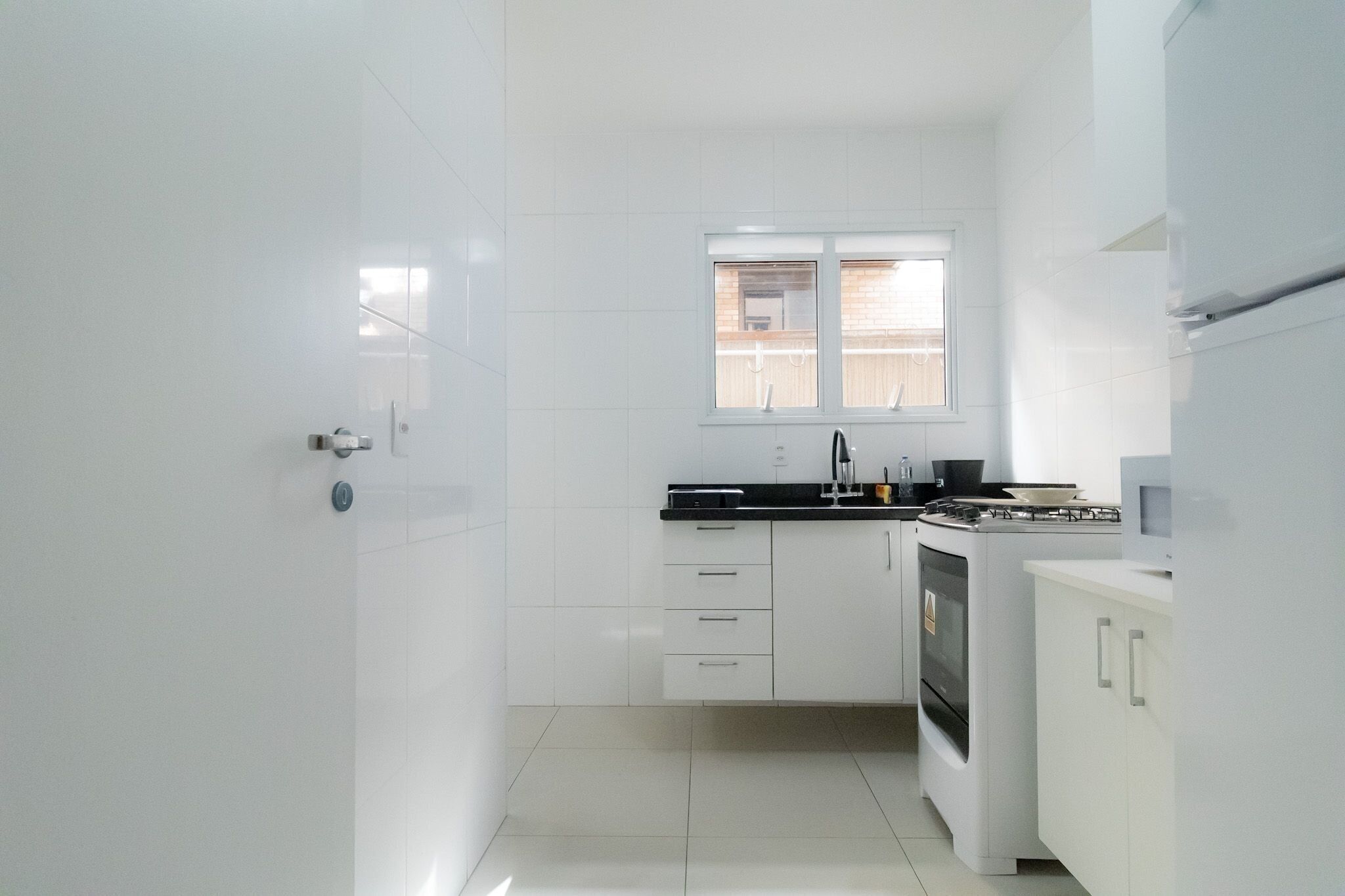 Geladeira, micro-ondas, fogão, cafeteira/chaleira