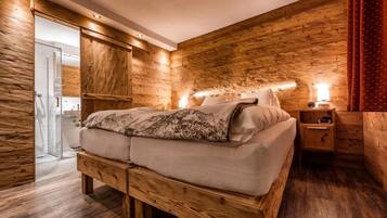 Douche, sĂšche-cheveux, chaussons, serviettes fournies