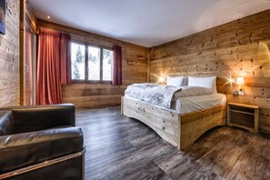 In-room safe, desk, blackout curtains, free WiFi