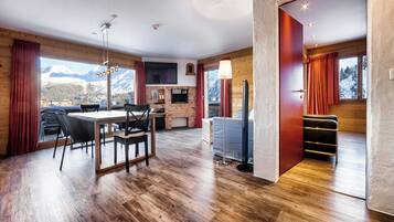 Suite Luxe, vue mer | Coffres-forts dans les chambres, bureau, rideaux occultants