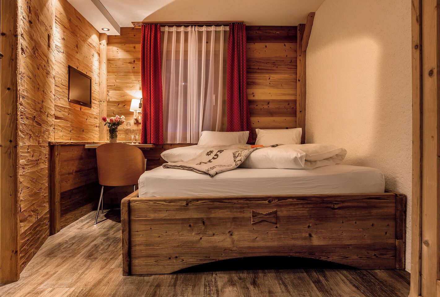 Quarto solteiro conforto | Cofres nos quartos, escrivaninha, cortinas blackout, Wi-Fi de cortesia
