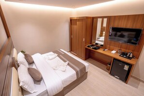 Double Room | Minibar, soundproofing, iron/ironing board, free WiFi