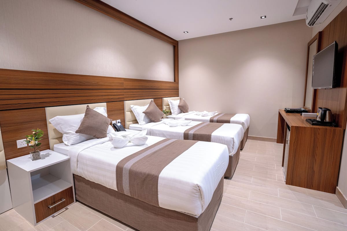 Minibar, sistema de insonorización, tabla de planchar con plancha
