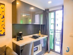 Refrigerador, microondas, placa de cocina, cafetera/tetera