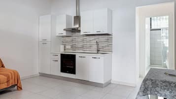 Oven, stovetop, cookware/dishes/utensils