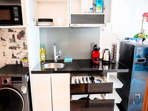 Kylskåp, mikrovågsugn, kaffe- och tebryggare och grytor/köksredskap