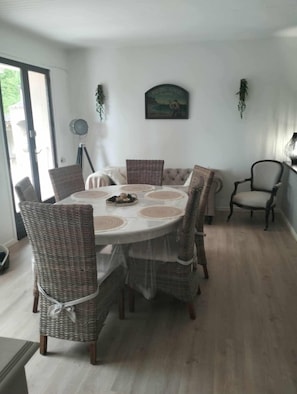 Dining - As the water flows (Le Riols)