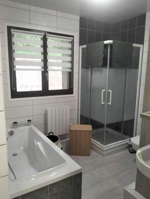 Shower, hair dryer, towels, toilet paper - As the water flows (Le Riols)