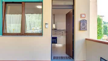 Fridge, oven, stovetop, cookware/dishes/utensils