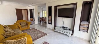 Spacious Apartment with Garden, Dar Allouche