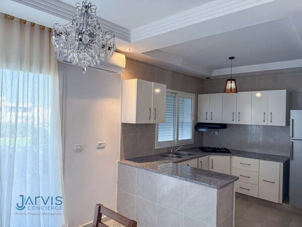 Fridge, cookware/dishes/utensils