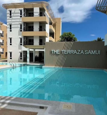 Admirez la beauté de la piscine : ce cadre serein et romantique est parfait pour une soirée inoubliable.